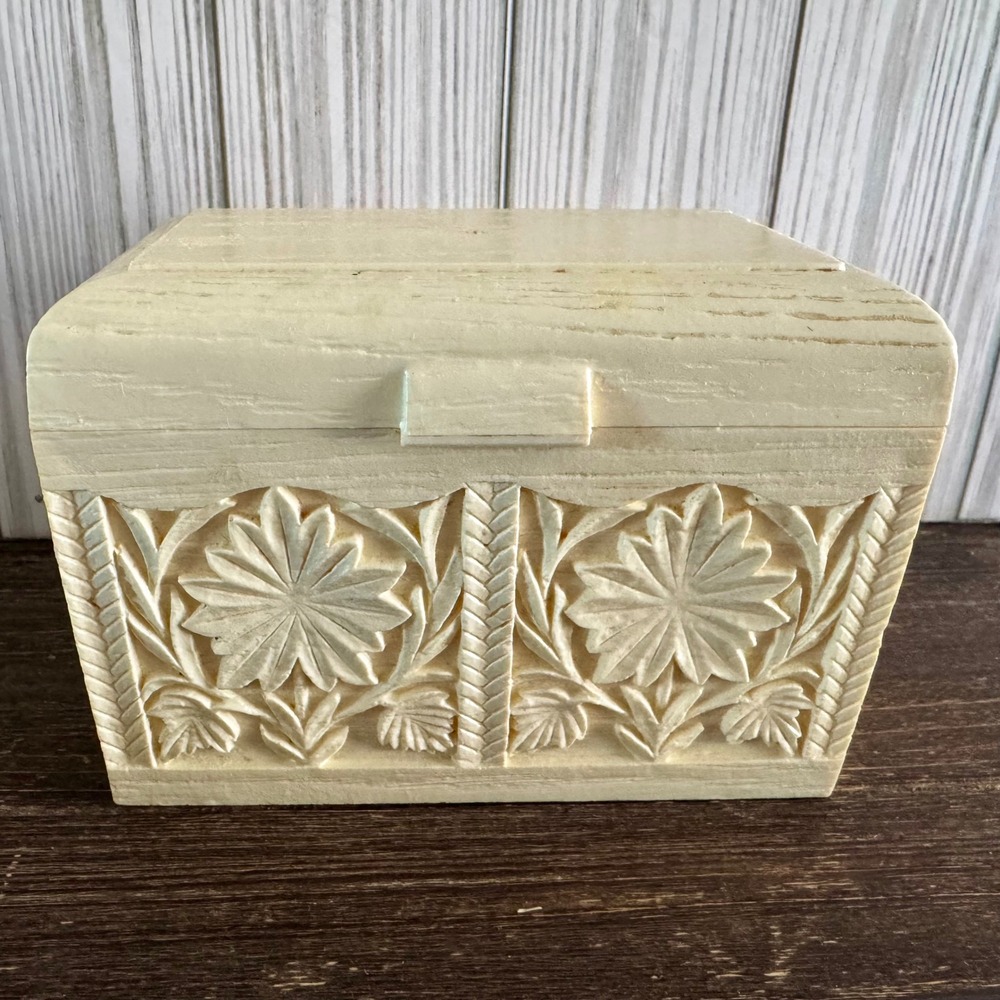 Vintage Lerner Melville NY Faux Cream Carved Floral Recipe Box Index Plastic